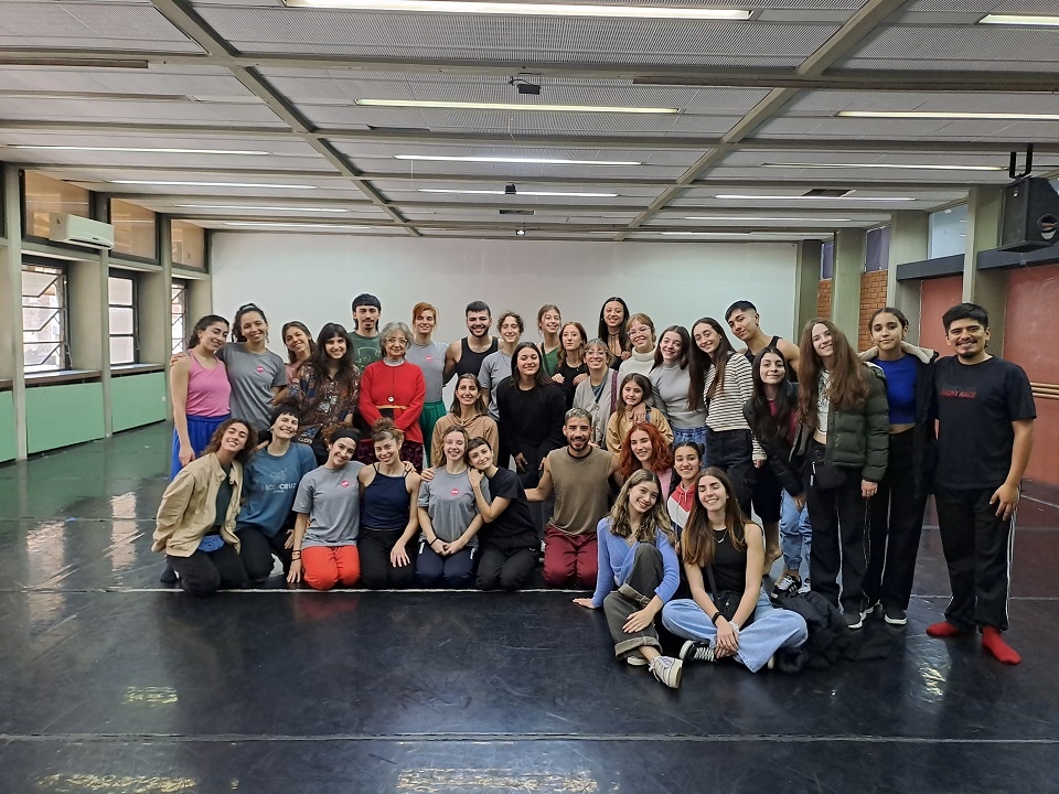 EL DAM en las Escuelas: Visita de la Escuela de Danzas Municipal de Tandil al ensayo de la Compañía de Danza de la UNA